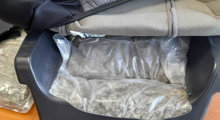 Митничари спипаха близо 15 кг марихуана в две коли на 