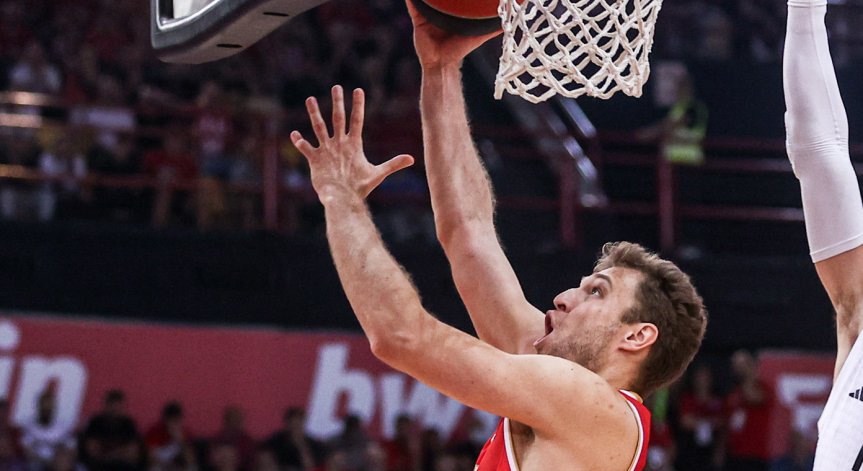 Александър Везенков постигна 17 точки и 6 борби.