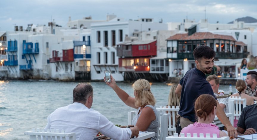 Въпреки Ковид вълната: Гърция реши да не връща маските 