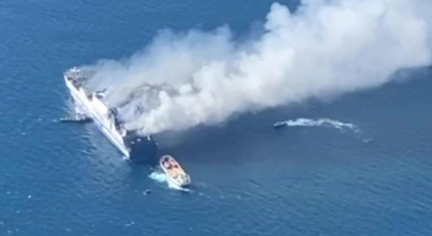 Петков: Сформирахме щаб, който следи ситуацията с пожара на ферибота в Йонийско море