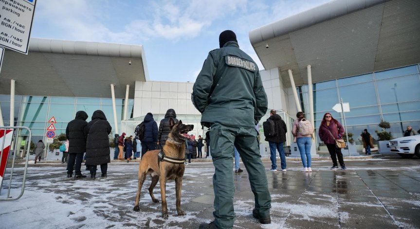 Закъснели за полет съпрузи подадоха сигнал за бомба в самолет на летището в София