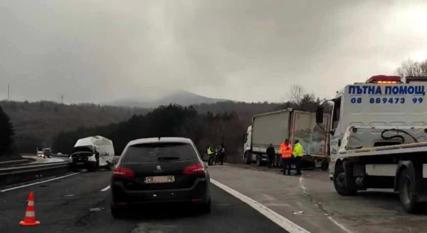 Преминаването на автомобили през района е затруднено.