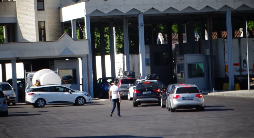 Гърция затегна мерките - тестват всички, влизащи през 