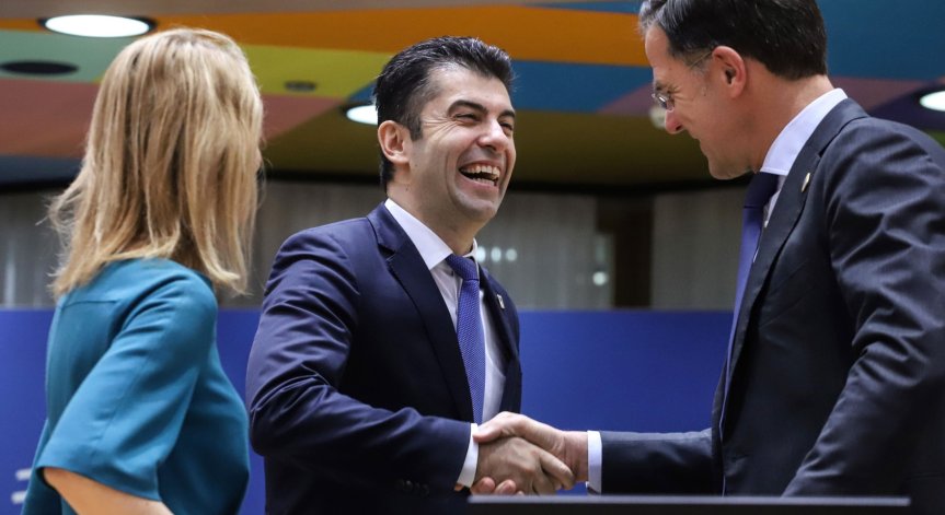 Politico: Партията на Петков и Василев ще се присъедини към либералите от 