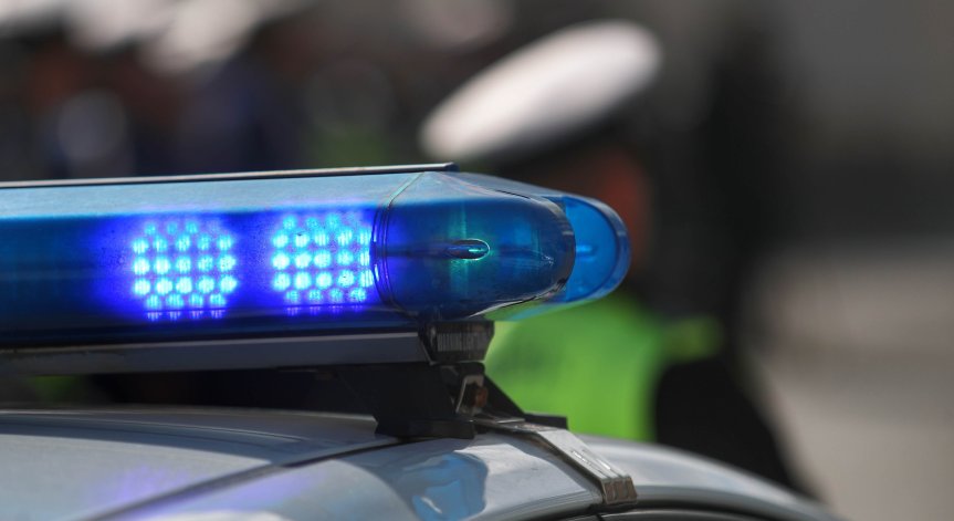 Камион с дърва катастрофира край Дебелец, шофьорът е затиснат