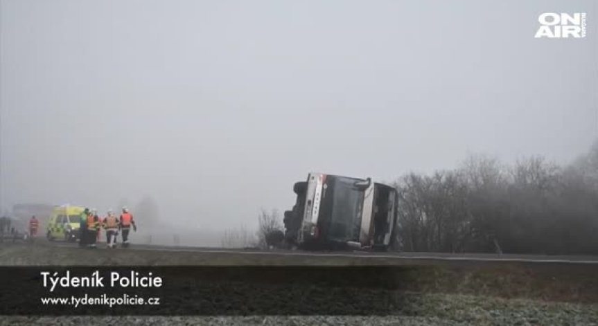 Автобус със 70 деца се преобърна в Чехия, има пострадали