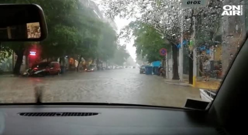 Наводнение връхлетя Солун – пострадали са хора, къщи и автомобили