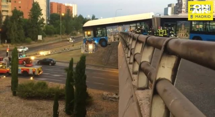 Автобус увисна застрашително от моста на булевард в Мадрид