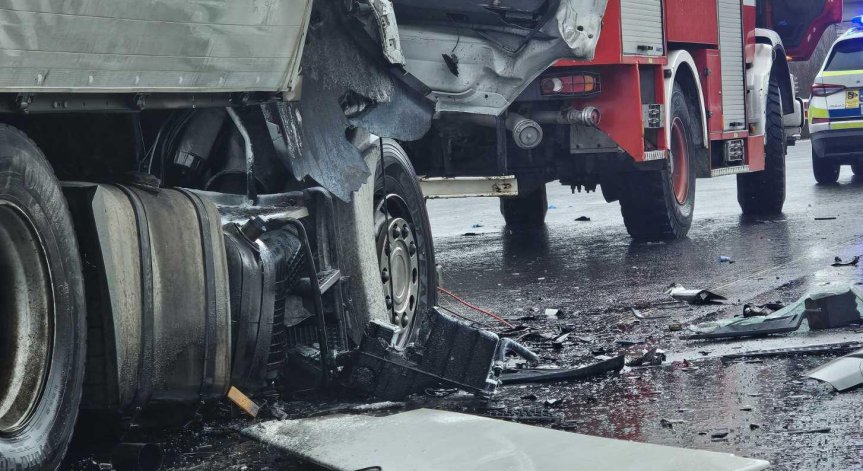 Автобус с 38 души пламна след удар с два камиона на пътя Русе - София