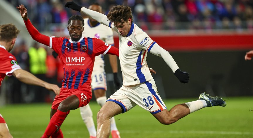 ''Челси'' остава начело в общото класиране.