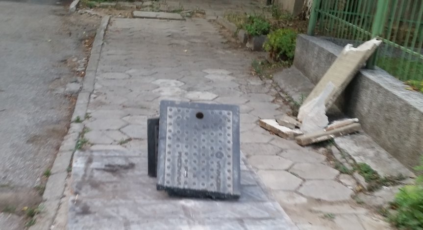 Helpbook: Унищожен пешеходен тротоар и счупени капаци на шахта в кв. 