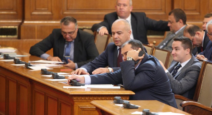 Депутатите разместиха дневния ред: Още обсъждат бюджета