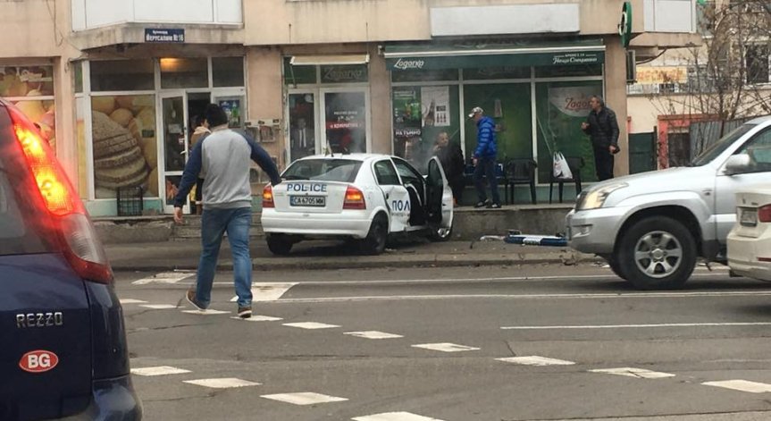 Патрулка и цивилен автомобил катастрофираха на бул. 