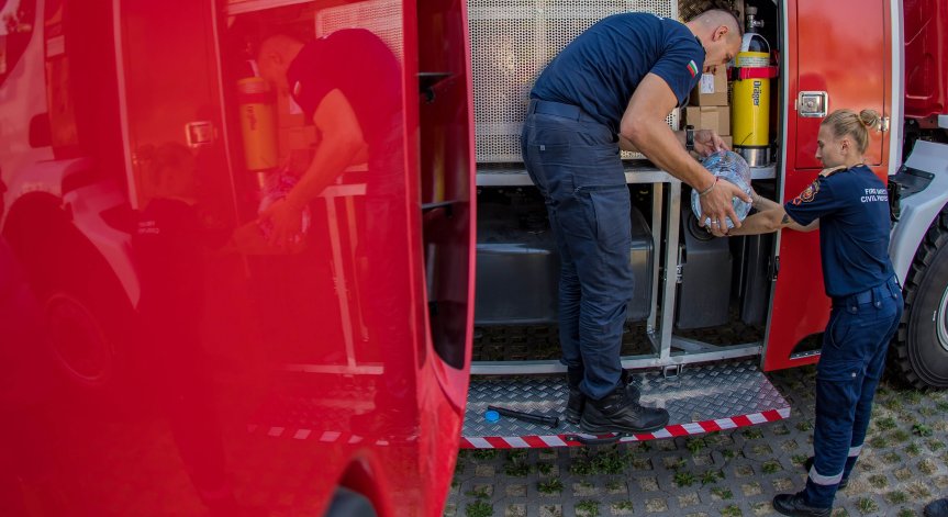 Пожар изпепели две къщи и автомобили край болница в Свиленград