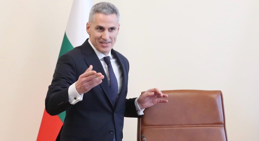 Цените на горивата: Гюров и синдикатите обсъждат помощта за гражданите и бизнеса