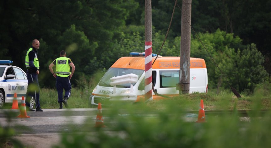 Мъж загина, а дете е тежко ранено след сблъсък между влак и джип край Сандански
