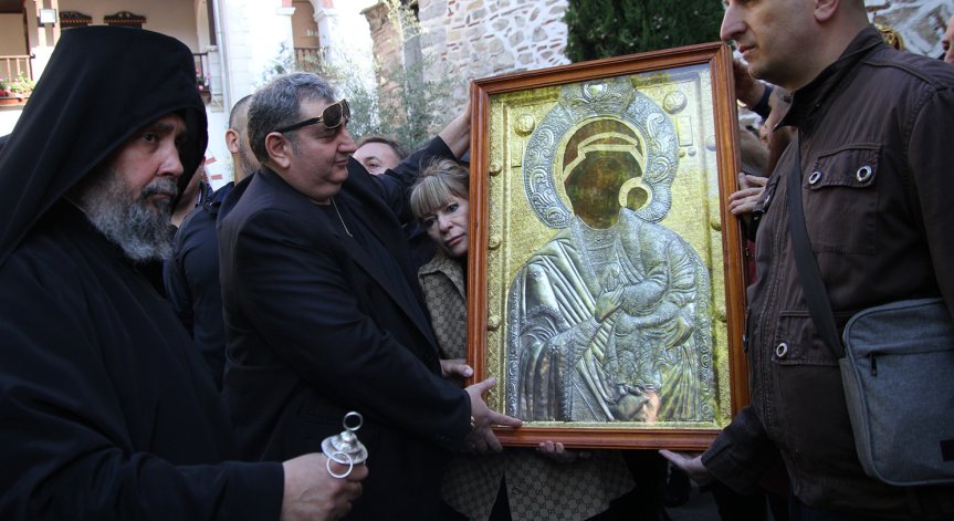 Продължава поклонението пред копието на чудотворната икона на Богородица