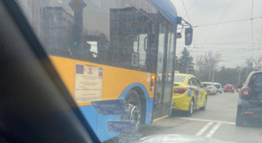 Катастрофа между тролей и такси в София прати две жени в болница