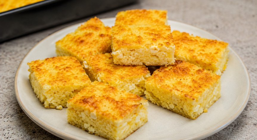 Вкусна домашна закуска с кашкавал и царевичен грис (РЕЦЕПТА)
