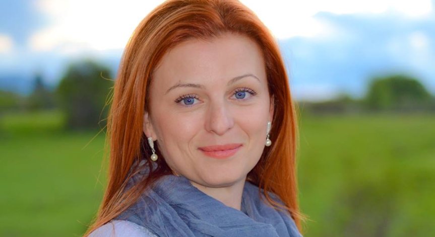 Десислава Атанасова: Хората абдикират от истинския свят