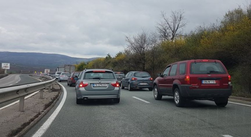 Изместиха авариралия камион, който затапи 