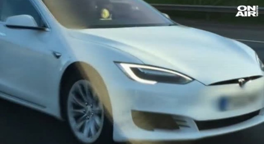 Британец изпробва екстрите на своята Tesla и загуби книжката си