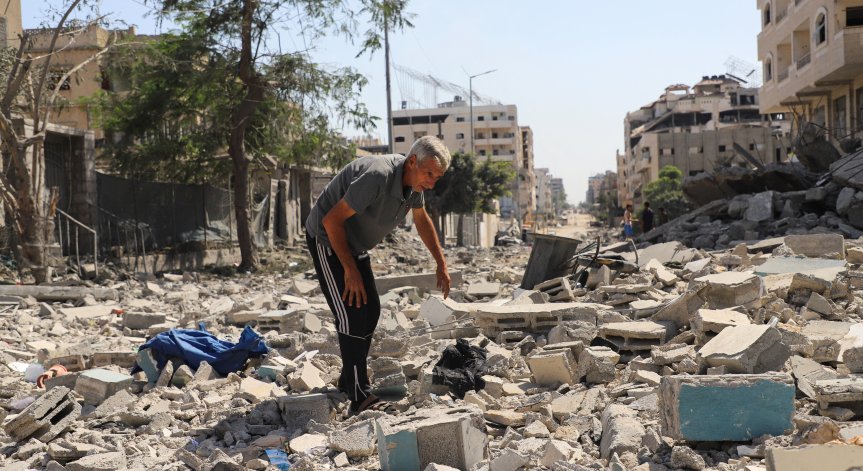 Атака по въздух, вода и суша: Израел удари Ивицата Газа навръх годишнината от войната