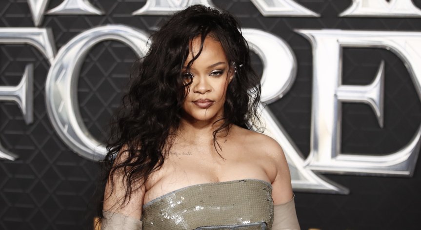 За $6,2 млн. Риана попя на индийски милиардер, нарекоха я бездарна