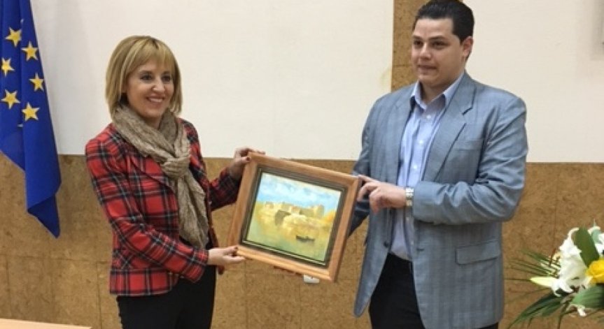 Манолова: Властта да каже кои пътища ще ремонтира с парите от новите винетки