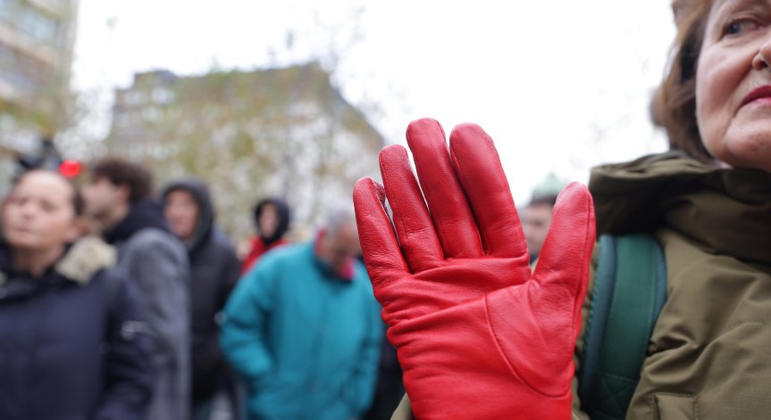 Ако бъдат признати за виновни, задържаните могат да получат до 12 години затвор. 