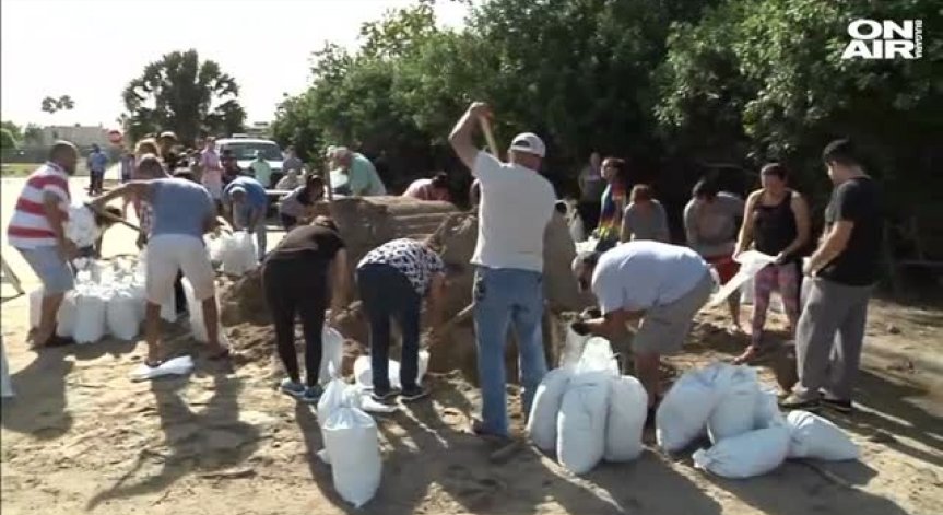 Ураганът Харви наближава Тексас, хората се запасяват с вода и храна
