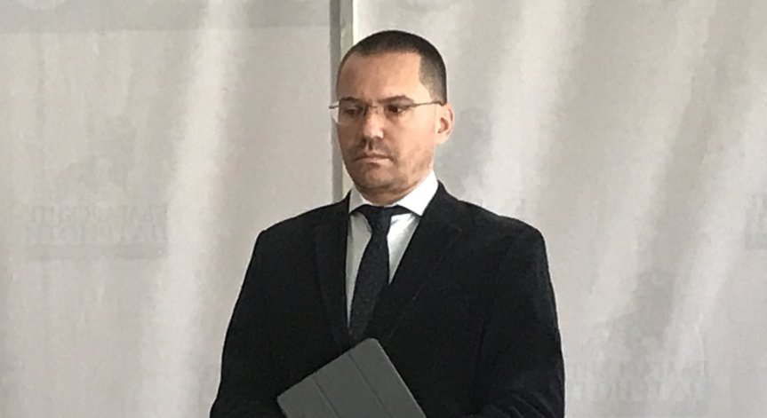 Джамбазки излезе с остра позиция за 