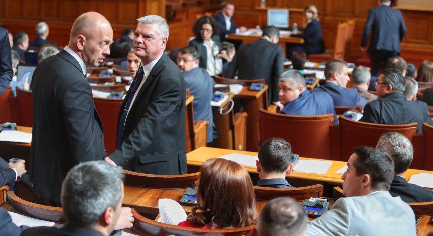 Депутатите решават за референдума за запазване на българския лев
