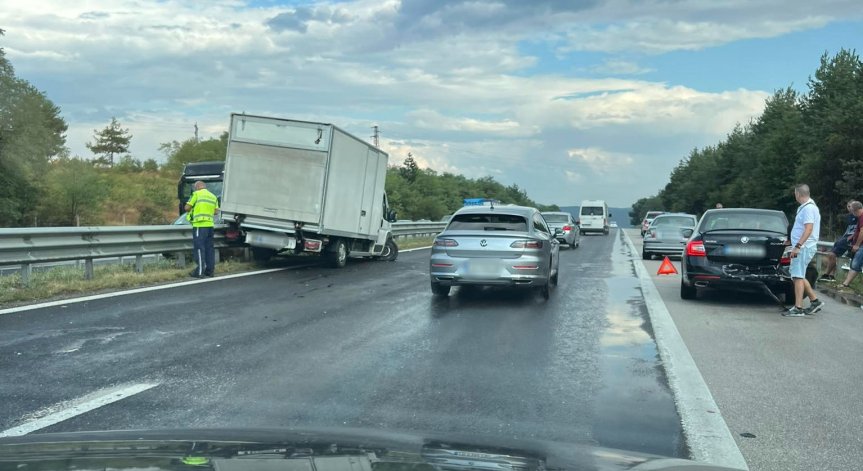 Движението бе затруднено заради разлято гориво.