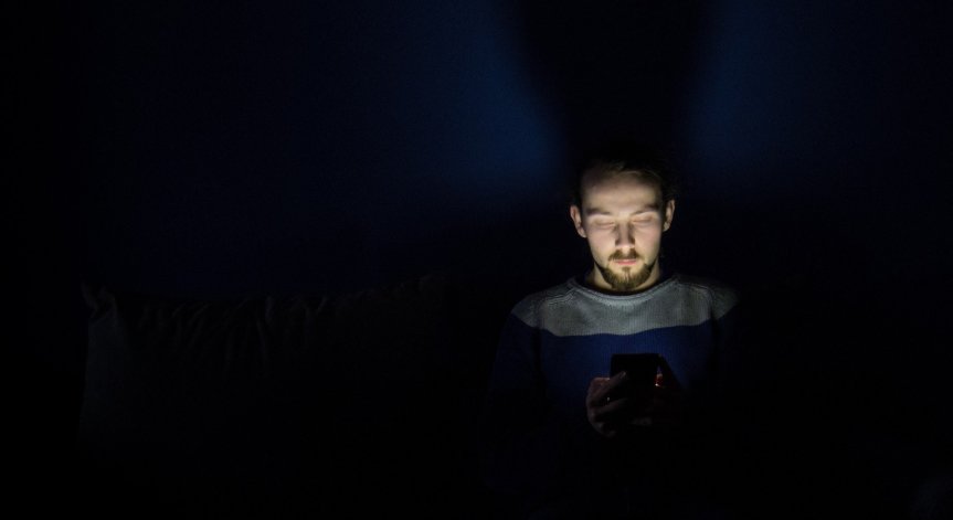 Учени: Дори изключен, смартфонът вреди на мозъка ни
