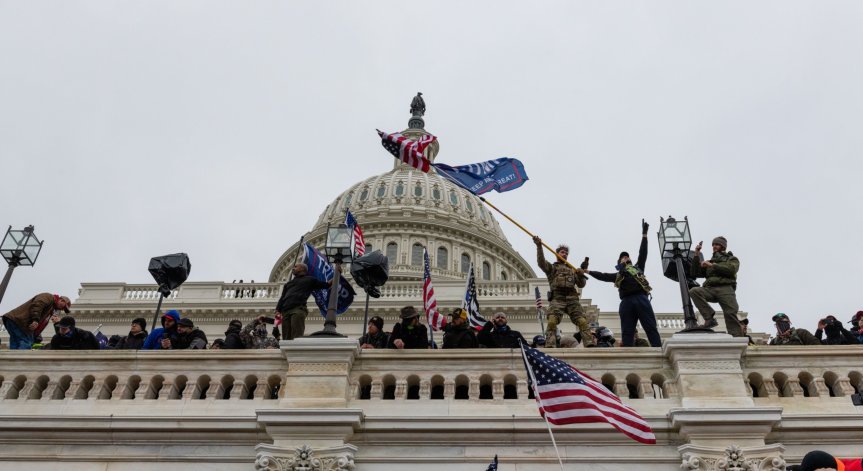 5 станаха жертвите от щурма на Капитолия, починал е полицай