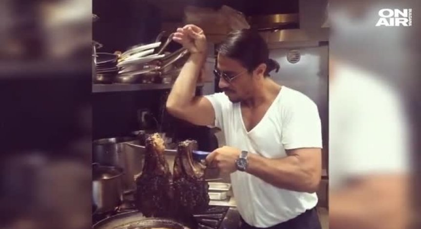 Гришо опита пържола, сготвена и поръсена лично от Нусрет Гьокче