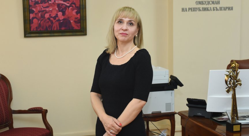 Ковачева настоява за редуциране на материала за матурите за 7 и 12 клас