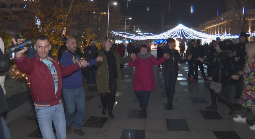 Нова година в Бургас: Хоро на площада и хора без маски