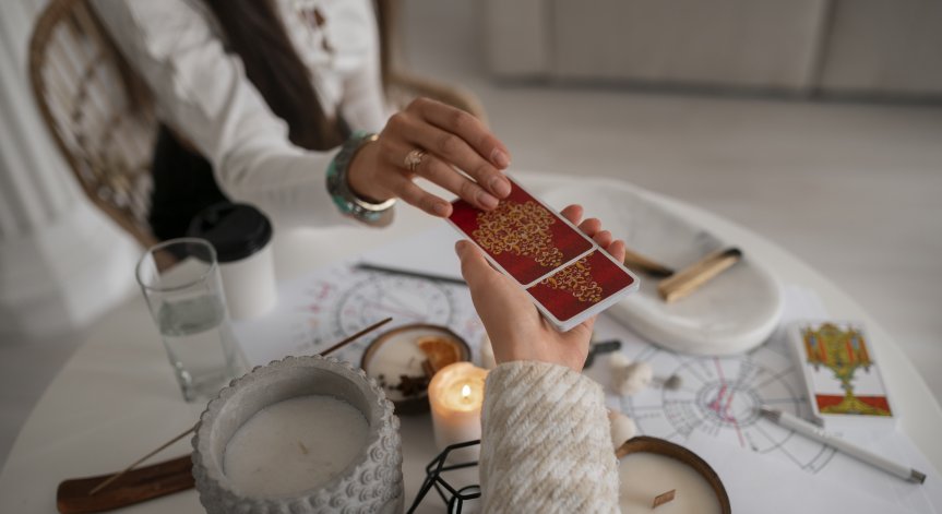 Светът е положителна карта - символизира кръговрата на живота.