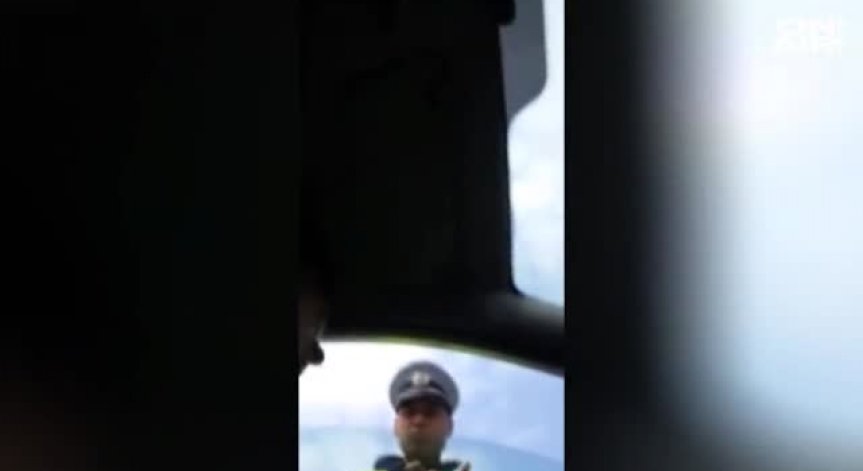 Водач сигнализира на пътни полицаи с изтекли служебни карти