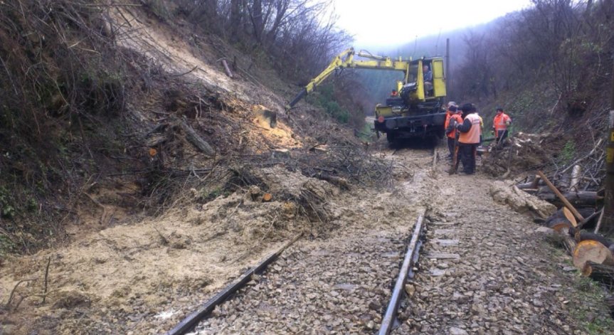 Затруднено е движението на влаковете в някои части на страната заради наводненията