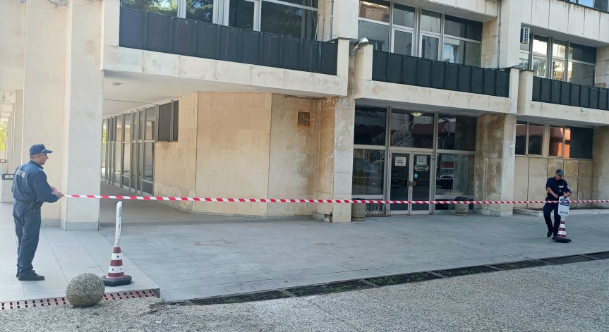 Евакуираха общината в Стара Загора заради сигнал за бомба