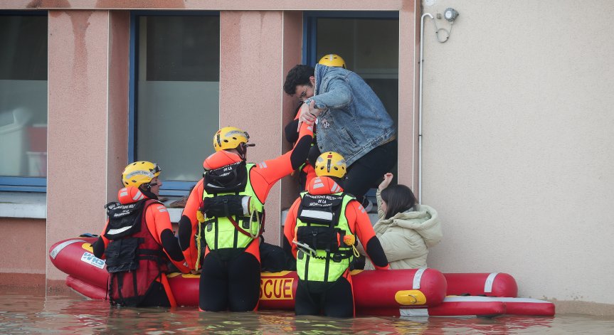 Буря взе жертва във Франция, улици са под вода