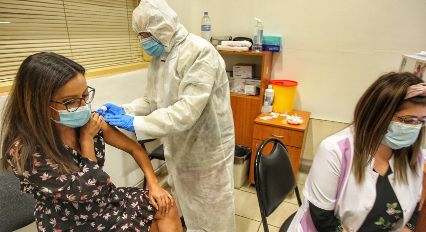 МЗ обясни за нежеланите реакции след третата доза от иРНК ваксините