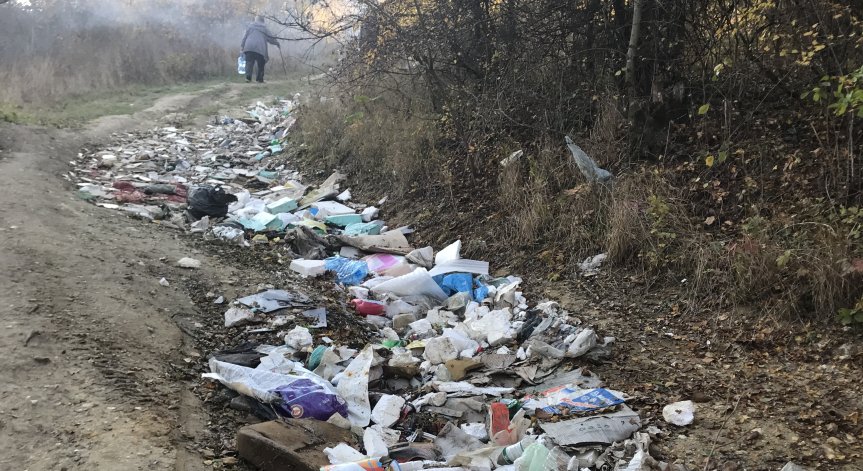 Тонове боклуци са разпръснати из живописните пътеки над Варна