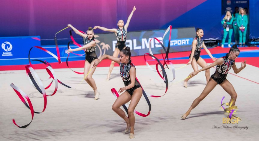 Българският отбор се готви за финала с три топки и два обръча.