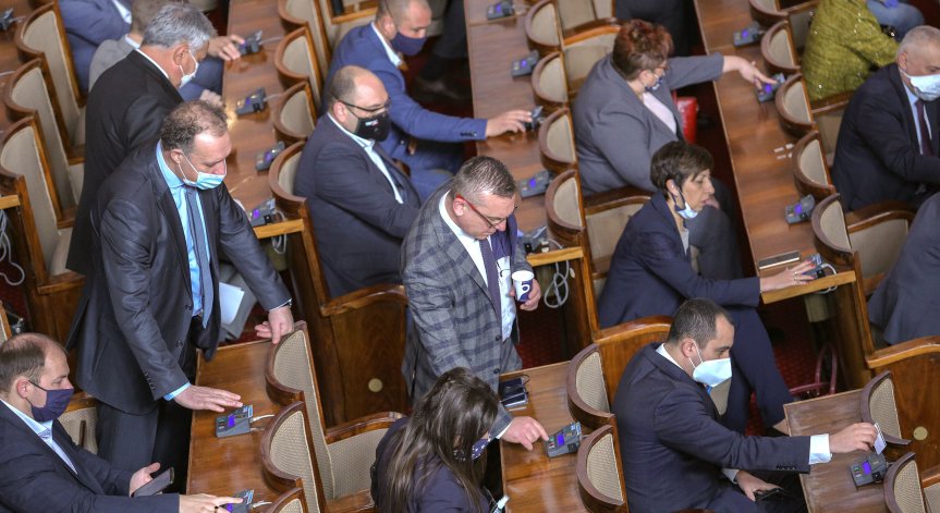 Депутатите обсъждат създаване на държавни бензиностанции