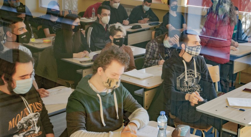 Министър Денков разпореди срочните оценки на учениците да се оформят присъствено