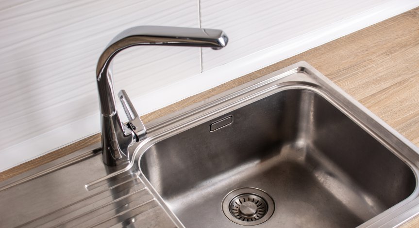 Забранено е използването на питейна вода за напояване и поливане.